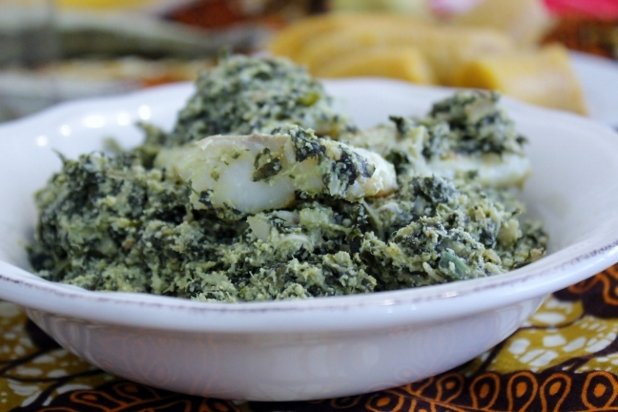 Ndolè Cameroon servi avec riz et frites — version restaurant