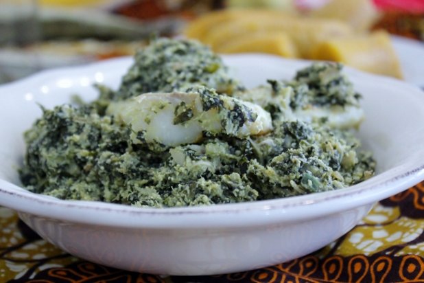 Ndolè Cameroon version aux crevettes et œuf — présentation traditionnelle