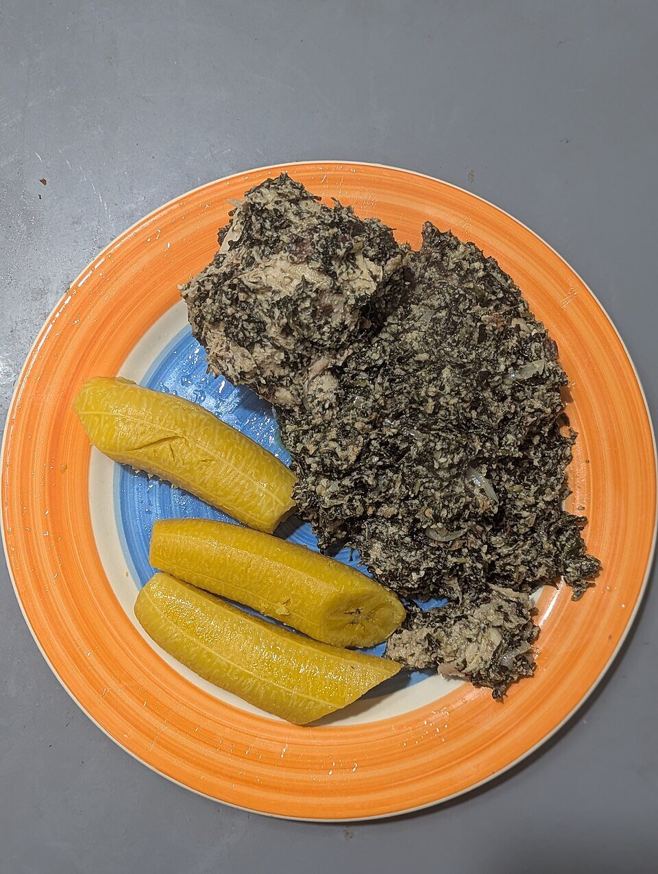 Ndolè Cameroon servi avec riz et frites — version restaurant