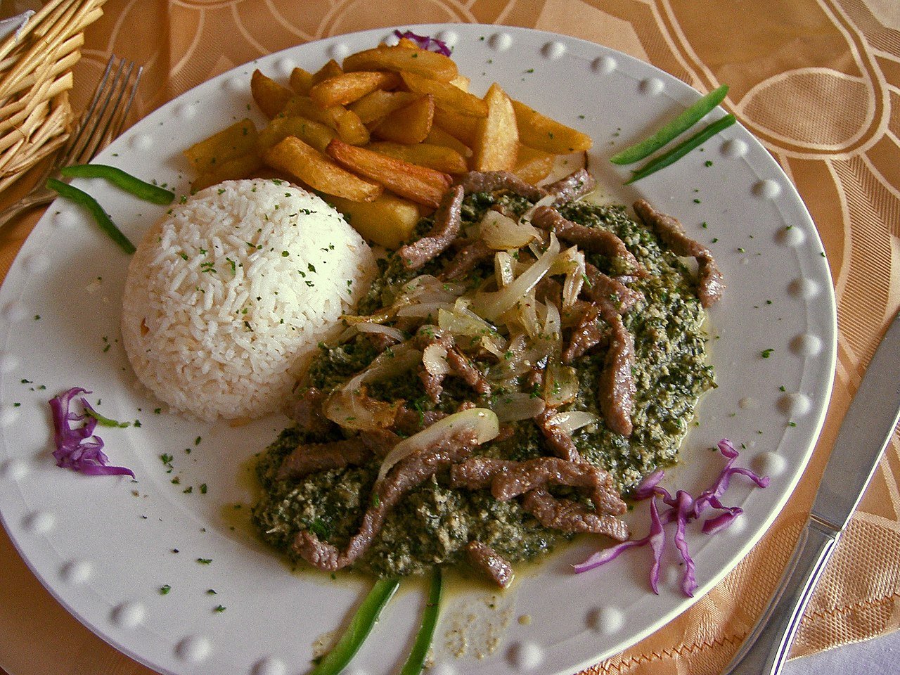 Ndolè Cameroon servi avec riz et frites — version restaurant