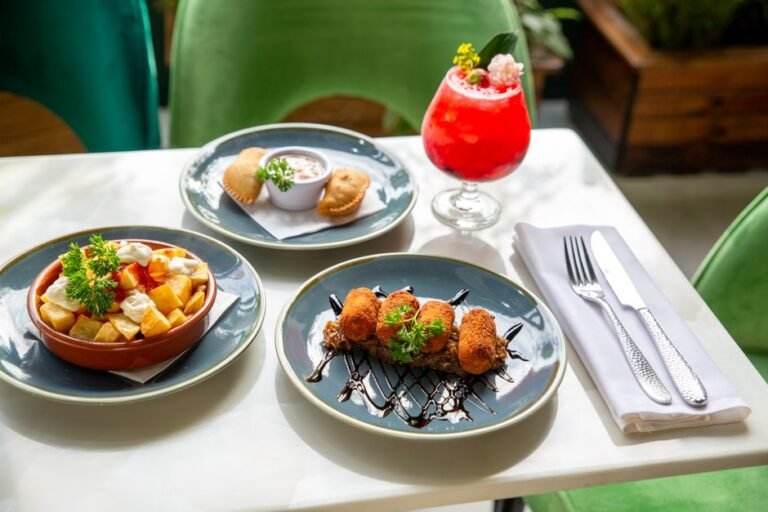 Patatas Bravas con Chorizo y Huevos Pochados