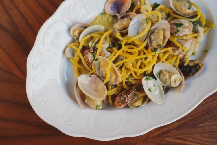 Spaghetti with Clams, Garlic, and White Wine