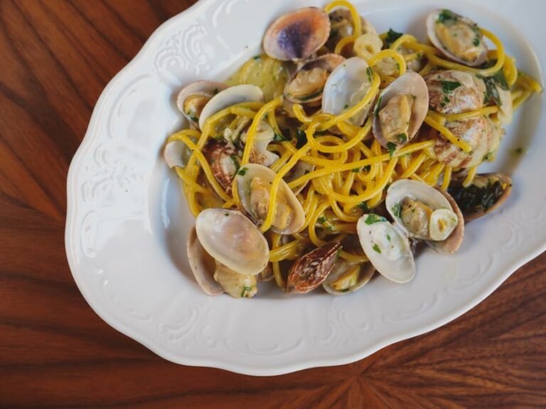 Spaghetti with Clams, Garlic, and White Wine