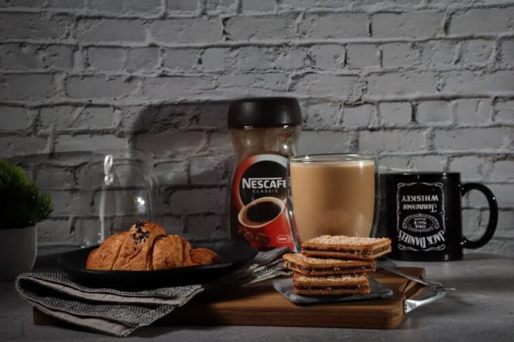 Crispy Colombian Wafers with Dulce de Leche and Cheese
