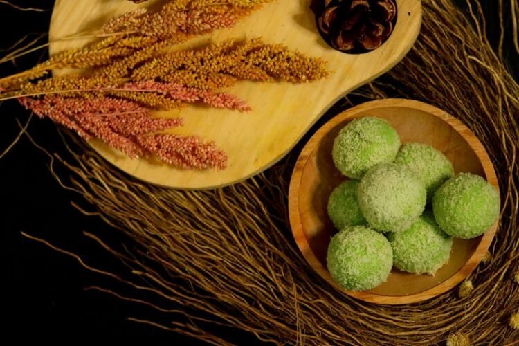 Indonesian Pandan Coconut Glutinous Rice Balls