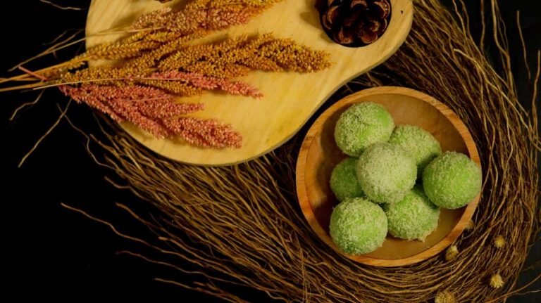 Indonesian Pandan Coconut Glutinous Rice Balls