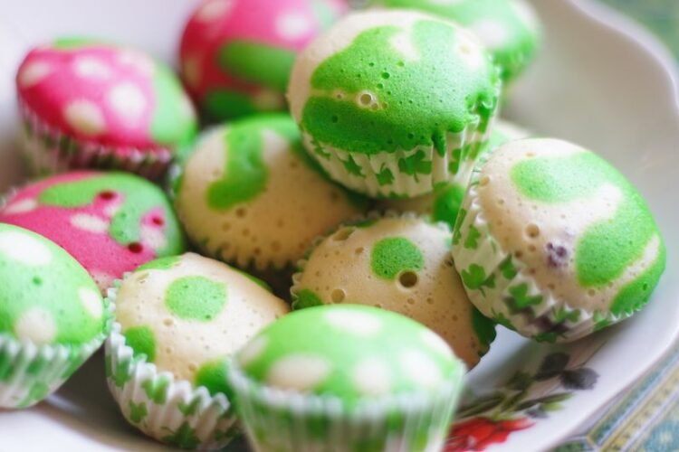 Indonesian Steamed Mini Pandan Cupcakes