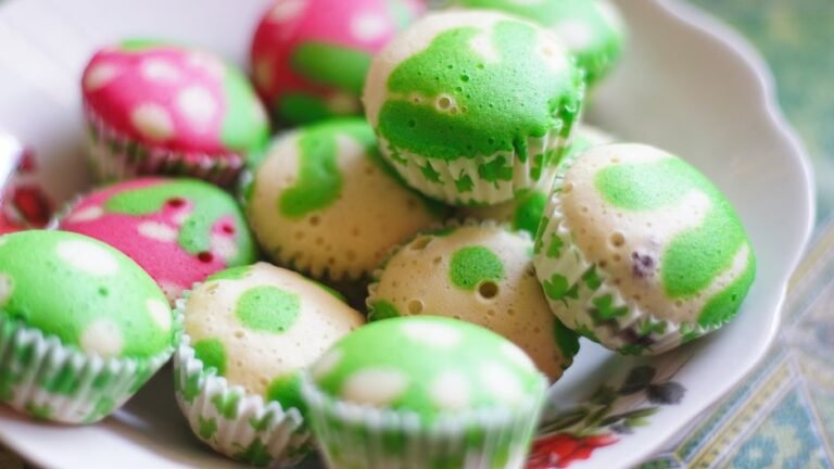 Indonesian Steamed Mini Pandan Cupcakes