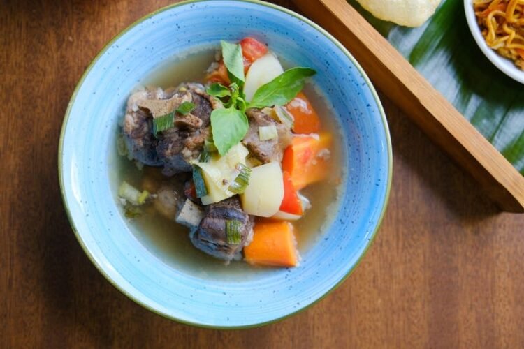 Korean Clear Oxtail Soup with Radish