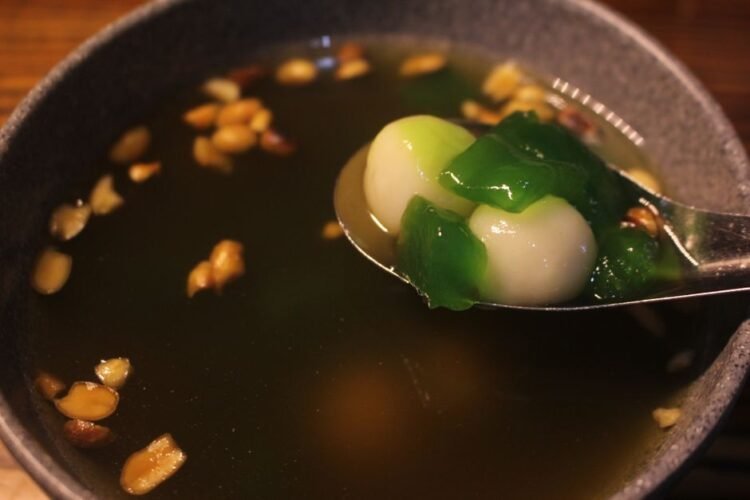 Sweet Glutinous Rice Balls in Ginger Syrup