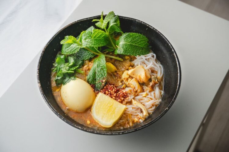 Thai Rice Noodles in Spicy Fish Curry Broth