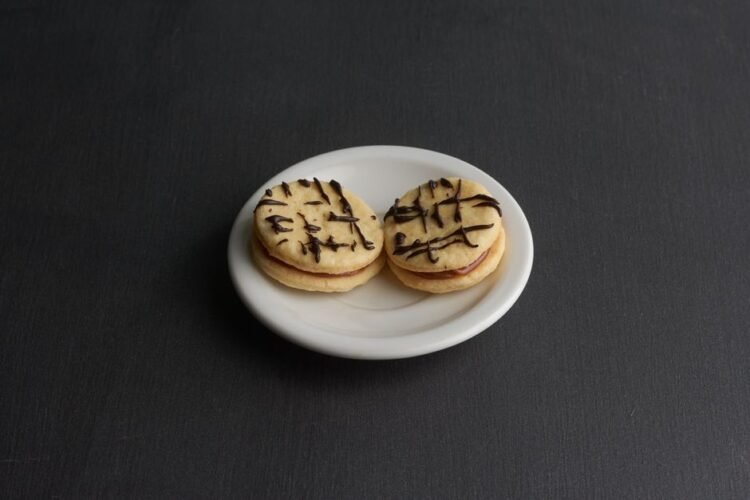 Uruguayan Cornstarch Sandwich Cookies with Dulce de Leche