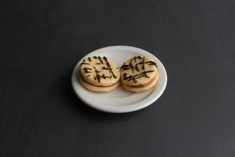 Uruguayan Cornstarch Sandwich Cookies with Dulce de Leche