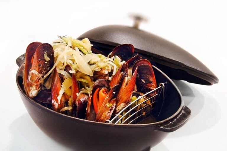 Valencian-Style Steamed Clóchina Mussels with Saffron and White Wine