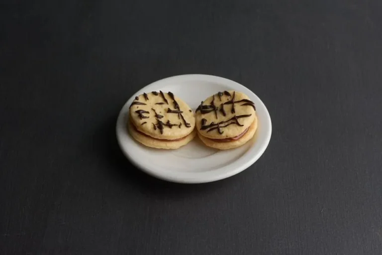 Uruguayan Cornstarch Sandwich Cookies with Dulce de Leche
