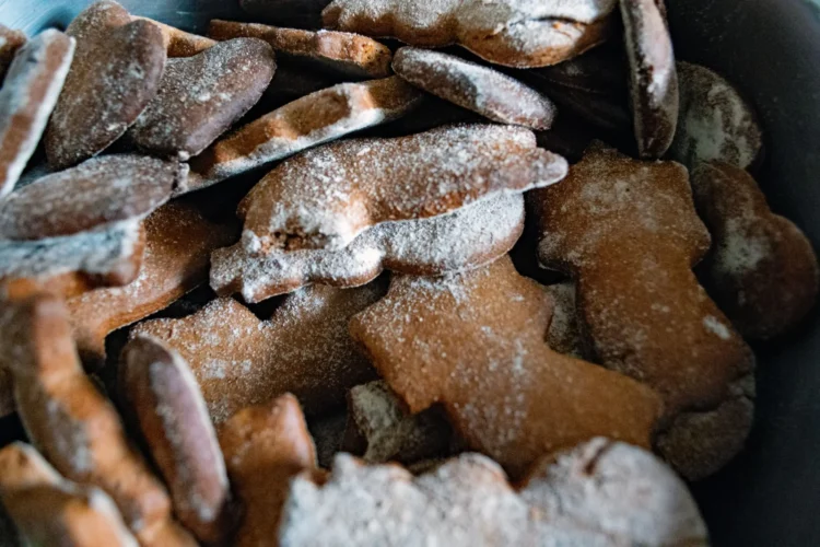 Tula-Style Spiced Honey Gingerbread Cookies with Sugar Glaze