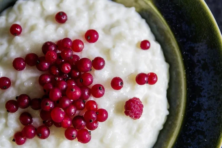 Creamy rice pudding with red berries